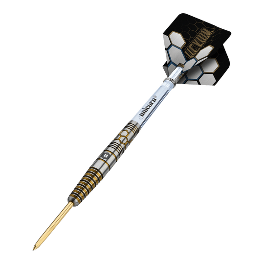 Unicorn Hexium Style 03 Gold & Black Steeldarts sind auf diesem Bild zu sehen. Das Design kombiniert schwarze und goldene Elemente auf den Steeldarts.