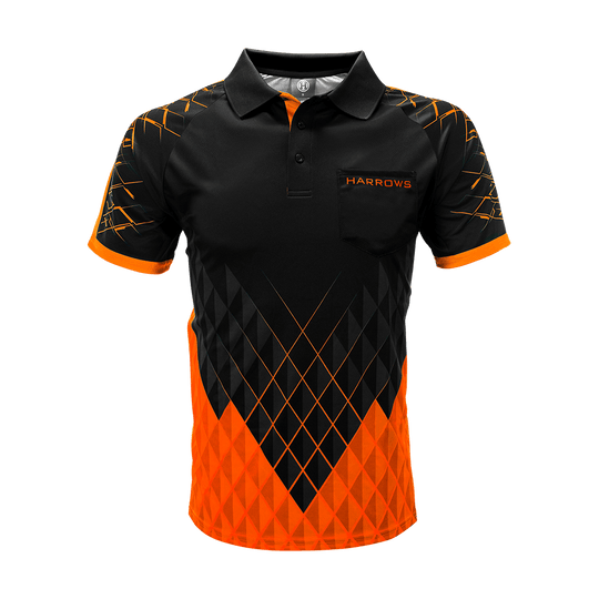 HRS-26234_Harrows_Paragon_Dartshirt_Orange_1 Das Bild zeigt ein Harrows Paragon Dartshirt in Orange und Schwarz mit geometrischem Muster. Auf der Brust befindet sich ein kleines Brustfach mit dem Schriftzug „HARROWS“.