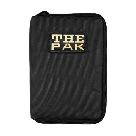 705TP_The_Pak_Dartcase_Schwarz_1 Das Bild zeigt ein schwarzes Etui mit einem Reißverschluss, auf dem "THE PAK" steht. Es handelt sich um das Produkt "The Pak Dartcase".
