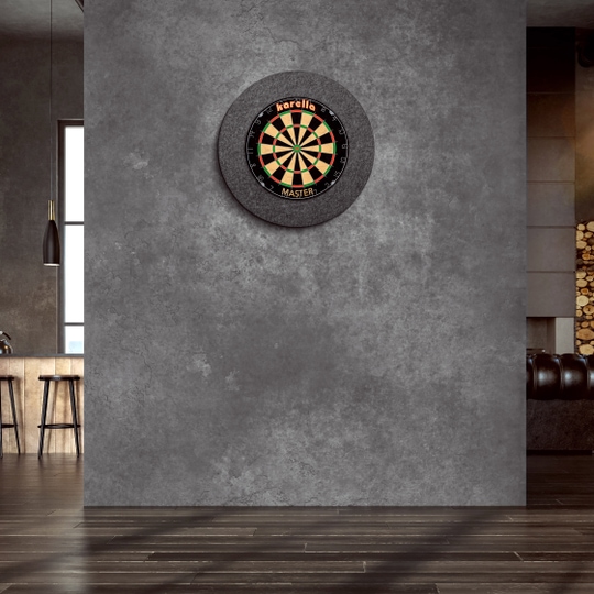 Karella Ultimo steel dartboard surround An der Wand hängt ein "Karella Ultimo Steeldartboard Surround". Der Raum wirkt modern und stilvoll mit dunklen Farben und eleganter Einrichtung.