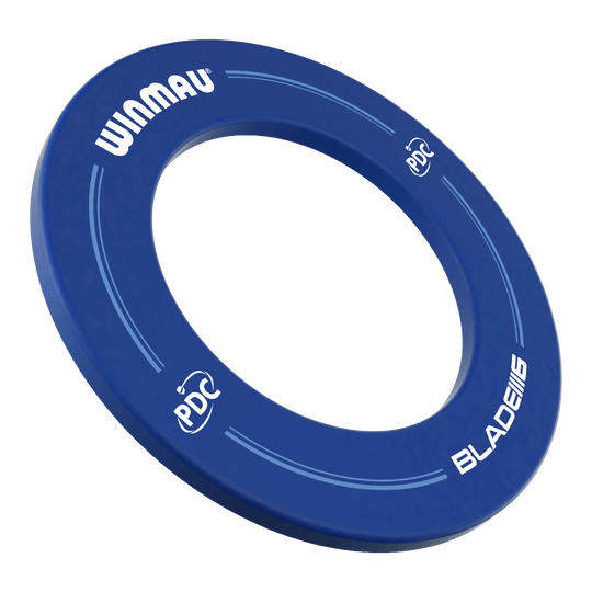 Winmau PDC Dartboard Surround - Blue Auf dem Bild ist ein blauer Dartboard-Surround der Marke Winmau zu sehen. Die Aufschrift enthält die Logos von Winmau, PDC und Blade 6.