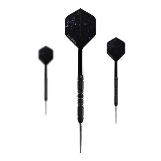 Das Bild zeigt drei schwarze Steeldarts des Produkts „Caliburn Sword S2 Steeldarts“. In der Mitte ist ein Dartpfeil von vorne zu sehen, links und rechts sind sie von der Seite dargestellt.