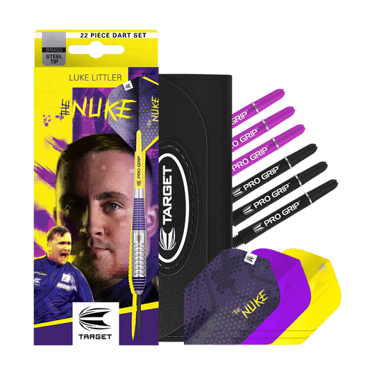 Target Luke Littler Brass Steel Darts - 22g Das Bild zeigt das Produkt "Target Luke Littler Brass Steeldarts - 22g" mit buntem Verpackungsdesign. Im Set sind verschiedene Dartflights, Schäfte und eine praktische Aufbewahrungstasche enthalten.