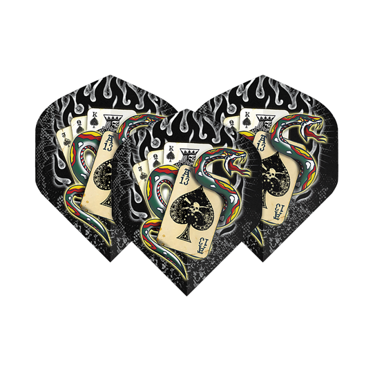 Das Bild zeigt drei Dartflights mit einem auffälligen Design. Auf den Flights sind Spielkarten, eine bunte Schlange und Flammen abgebildet.
