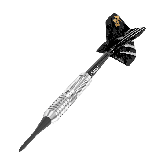 17008_Bulls_Krzysztof_Ratajski_Brass_Silver_Softdarts_4 Das Bild zeigt einen silbernen Softdart mit schwarzer Spitze und schwarzem Schaft. Das Dartflight ist schwarz mit goldenen und weißen Akzenten.