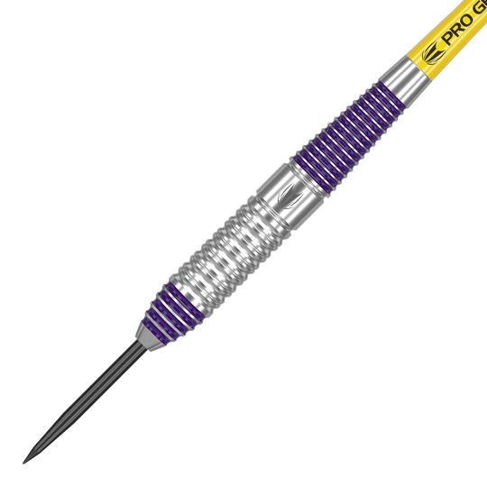 Target Luke Littler Brass Steel Darts - 22g Das Bild zeigt einen Target Luke Littler Brass Steeldart mit einem Gewicht von 22g. Der Dart hat silberne und violette Rillen am Griff sowie eine gelbe Beschriftung am Schaft.