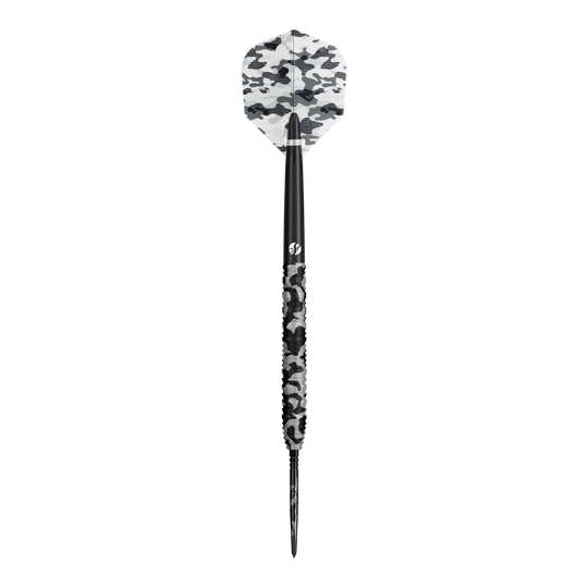 Shot Camo Polar Turbo Point Steeldarts Ein Satz Steeldarts mit besonderem Muster ist zu erkennen. Die Darts sind aufgereiht dargestellt.
