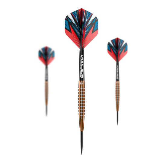 Das Bild zeigt drei GOAT Quarterback V1 Tungsten Steeldarts. Die Pfeile haben bunte Flights in Rot, Blau und Schwarz sowie einen bronzefarbenen, gerillten Schaft.