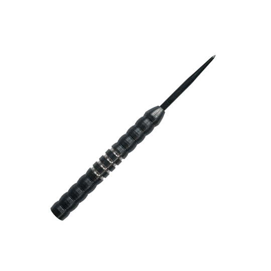McDart Midnight V1 steel dart barrels Das Bild zeigt einen McDart Midnight V1 Steeldart Barrel. Der Barrel ist schwarz mit silbernen Ringen und hat eine strukturierte Oberfläche für besseren Halt.
