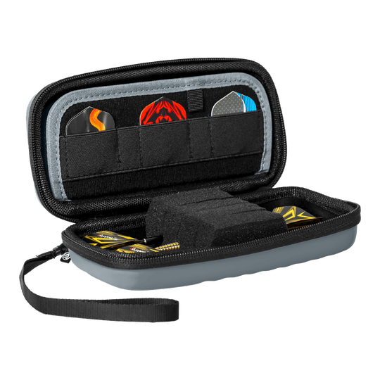 Auf dem Foto ist das Bulls Orbis S Dartcase in Grau abgebildet. Diese Darttasche bietet Schutz und praktischen Stauraum für Dartzubehör.