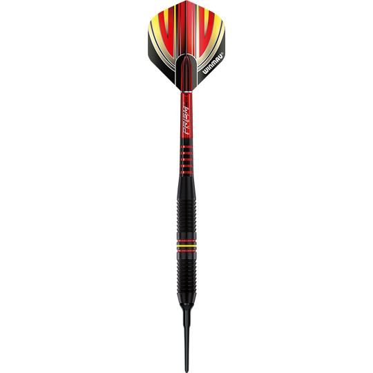 Das Bild zeigt einen Winmau Outrage V1 Black Coated Brass Softdart mit einem Gewicht von 18 Gramm. Der Dartpfeil ist schwarz mit roten und gelben Akzenten und hat eine Kunststoffspitze.