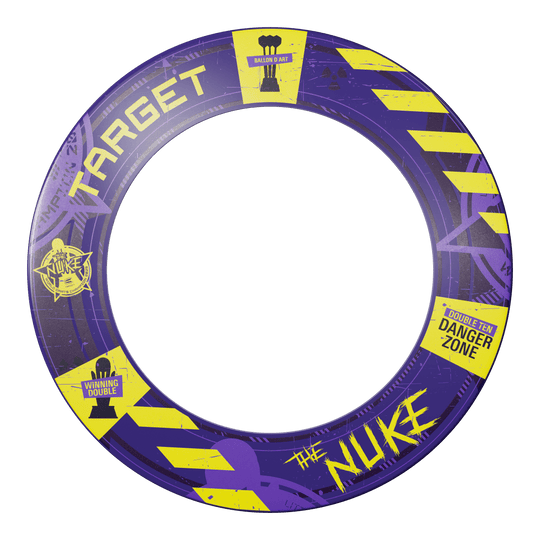 Target Luke Littler World Champion 2025 Surround Goal Steel Dartboard Bundle Das Bild zeigt den "Target Luke Littler World Champion 2025 Surround Tor Steeldartboard Bundle". Der Surround ist lila mit gelben Akzenten und auffälligen Schriftzügen wie "The Nuke" und "Danger Zone".