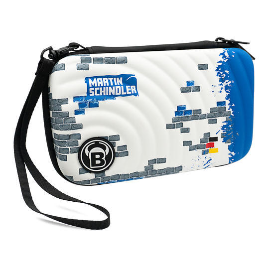 Bulls Orbis XL Martin Schindler dart case Dies ist das Bulls Orbis XL Martin Schindler Dartcase. Es ist weiß mit blauen und grauen Ziegelmotiven und trägt den Namen "Martin Schindler" sowie ein schwarzes Bulls-Logo.