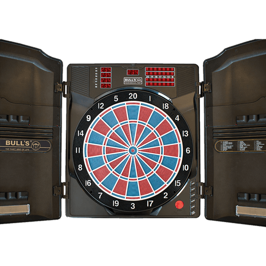 67990_Bulls_Master-Score_RB_Elektronik_Dartboard_1 Das Bild zeigt das Bulls Masterscore RB Elektronik Dartboard mit geöffneten Türen. Das Dartboard hat ein digitales Display und farbige Segmente in Blau, Rot und Weiß.