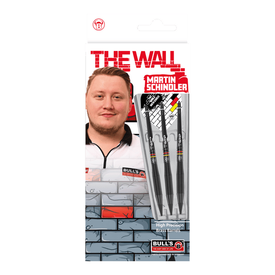 Bulls Martin Schindler The Wall Black Brass Softdarts - 18g Das Bild zeigt die Verpackung der "Bulls Martin Schindler The Wall Black Brass Softdarts - 18g". Auf der Verpackung ist ein Foto von Martin Schindler sowie drei schwarze Softdarts zu sehen.