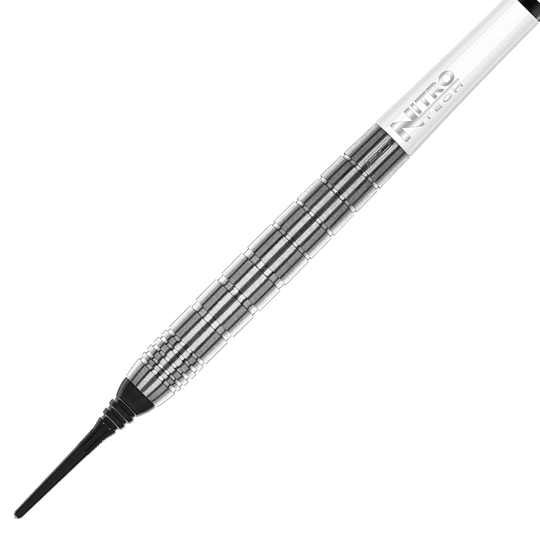 RD2505_Red_Dragon_Luke_Humphries_TX1_Softdarts_2 Auf dem Bild ist ein Red Dragon Luke Humphries TX1 Softdart mit 20g Gewicht zu sehen. Der Dart hat einen silbernen, geriffelten Barrel und eine schwarze Kunststoffspitze.