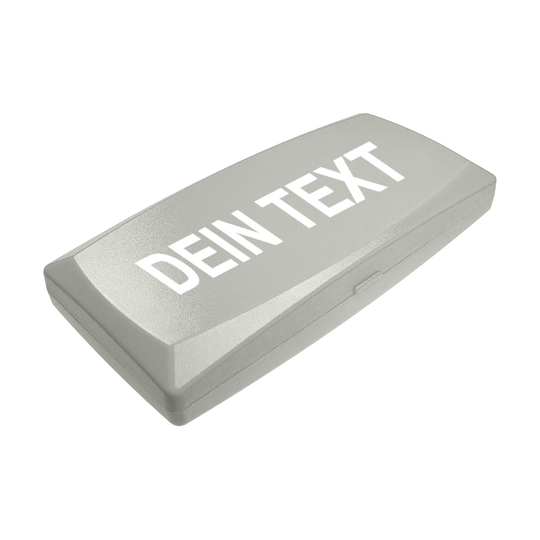 Auf dem Bild ist eine graue Kunststoffbox zu sehen. Auf dem Deckel steht in großen weißen Buchstaben "DEIN TEXT".