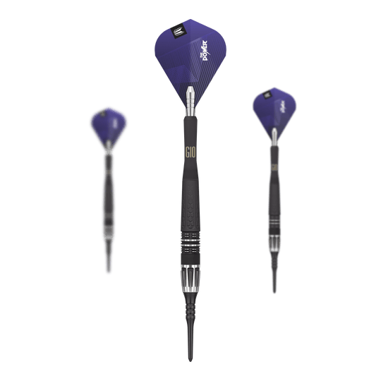 Target Phil Taylor Power 9Five GEN10 soft darts Auf dem Bild sind drei Target Phil Taylor Power 9Five GEN10 Softdarts zu sehen. Die Darts haben schwarze Griffe und blaue Flights mit dem Aufdruck "Power".