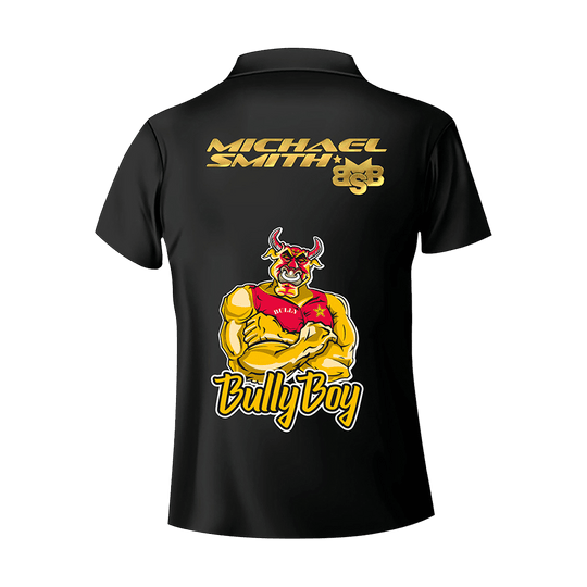Shot Michael Smith Bully Boy Dartshirt Das Bild zeigt ein schwarzes Dartshirt mit der Aufschrift „Michael Smith“ und „Bully Boy“ auf dem Rücken. In der Mitte ist eine Zeichnung eines muskulösen Bullen mit verschränkten Armen zu sehen.