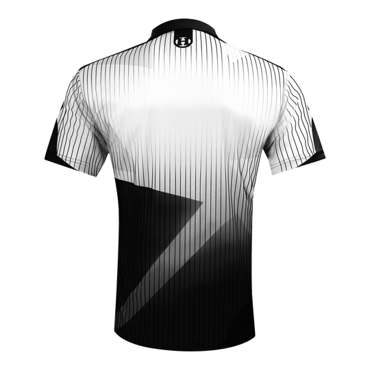 Harrows Shard Dartshirt - Weiß Das Bild zeigt das Harrows Shard Dartshirt in Weiß. Das Shirt hat ein modernes Design mit schwarzen Linien und einem auffälligen geometrischen Muster.