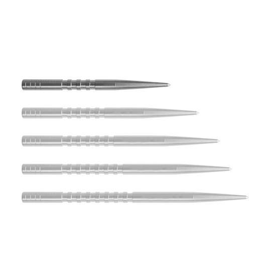 Auf dem Bild sind fünf silberne Dartspitzen nebeneinander zu sehen. Sie haben eine gerade Form mit feinen Rillen im hinteren Bereich und einer spitzen Vorderseite.