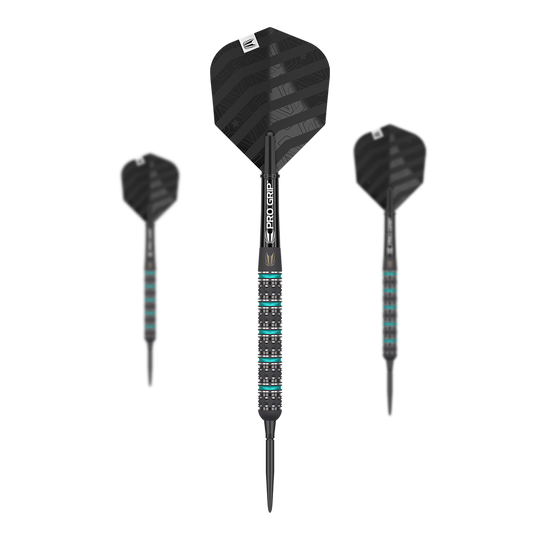Target Rob Cross Black Edition Swiss Point Steeldarts Auf dem Bild sind drei schwarze Steeldarts mit blauen und silbernen Akzenten zu sehen. Die Flights und Griffe der Darts haben ein modernes, gestreiftes Design.