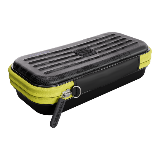 Auf dem Bild ist das Takoma Ghost Series Luke Littler Dartcase abgebildet. Diese Darttasche bietet sicheren Schutz für Dartpfeile.