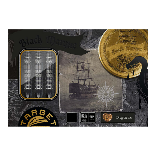 Das Bild zeigt die Verpackung der "Target Black Marque Dragon 3 Swiss Point Steeldarts". Auf der Verpackung sind die Darts, ein historisches Segelschiff und ein goldener Münzmotivs zu sehen.