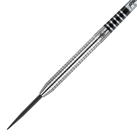 Das Bild zeigt einen Winmau Sabotage Steeldart. Der Dartpfeil ist silberfarben und hat eine fein gerillte Oberfläche für besseren Grip.