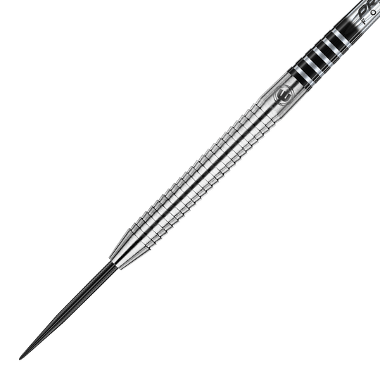 1086-20_Winmau_Sabotage_Steeldarts_2 Das Bild zeigt einen Winmau Sabotage Steeldart. Der Dartpfeil ist silberfarben und hat eine fein gerillte Oberfläche für besseren Grip.