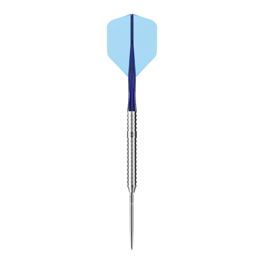 Caliburn Forge F3 steel darts - 22g Das Bild zeigt einen Caliburn Forge F3 Steeldart mit einem Gewicht von 22 Gramm. Der Dart hat einen silbernen Schaft, einen blauen Flight und eine spitze Metallspitze.