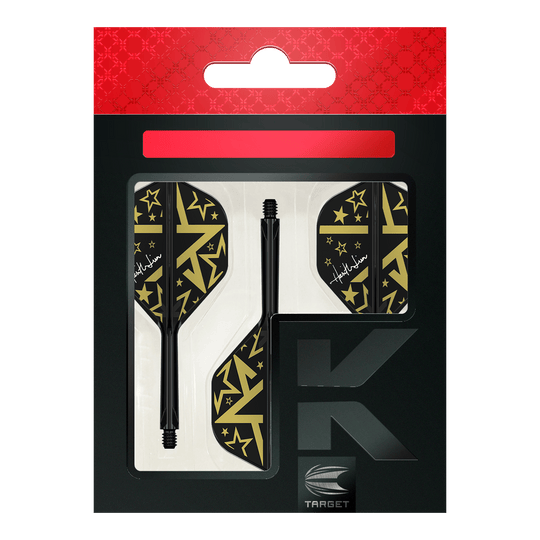 Target Japan K-Flex Hot Shot No2 Standard Flight Shaft System Das Bild zeigt das Produkt "Target Japan K-Flex Hot Shot No2 Standard Flight-Shaft-System" in seiner Verpackung. Die Flights und Shafts sind schwarz mit goldenen Sternen und Mustern gestaltet.
