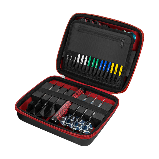 Mission Luxor Dart Wallet Die Abbildung zeigt ein geöffnetes Dart-Set in einer schwarzen und roten Tasche. Im Inneren sind mehrere Darts, Ersatzteile und Zubehör ordentlich einsortiert.
