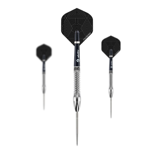 Caliburn Wolfpack W4 steel darts - 20g Das Bild zeigt drei Steeldarts des Produkts „Caliburn Wolfpack W4 Steeldarts - 20g“. Die Darts haben silberne Spitzen und Schäfte sowie schwarze Flights mit geometrischem Muster.