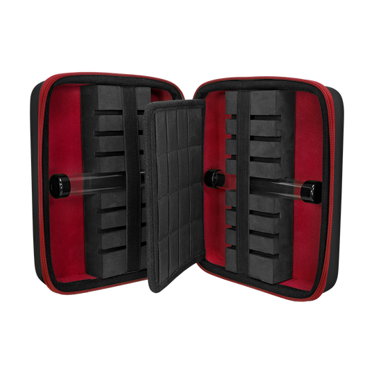 Mission Luxor Dart Wallet Das Bild zeigt ein geöffnetes Dart-Case mit schwarzem und rotem Innenfutter. Im Inneren befinden sich mehrere Schaumstofffächer zur sicheren Aufbewahrung von Dartpfeilen und Zubehör.
