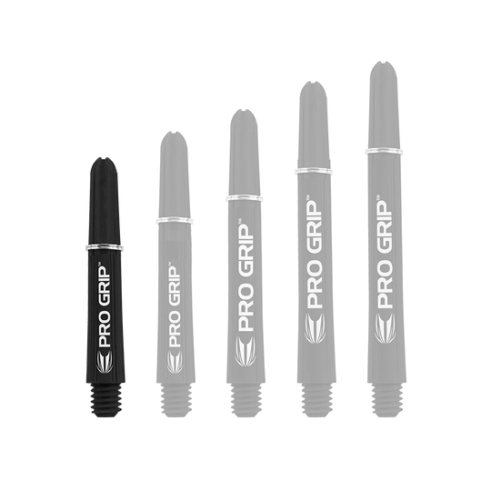 Target Pro Grip Shafts - 3 Sets - Black Auf dem Bild sind fünf schwarze Dartschäfte mit der Aufschrift "PRO GRIP" zu sehen. Sie stehen nebeneinander und sind unterschiedlich lang.