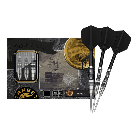 Das Bild zeigt die Target Japan Black Marque Heracles Steeldarts zusammen mit ihrer Verpackung. Drei silberne Darts mit schwarzen Flights liegen rechts neben einer stilvoll gestalteten Box.