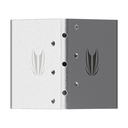 460009_Target_MOD_Stand_Darthalterung_Silber_2 Das Bild zeigt ein silbernes, metallisches Bauteil mit mehreren Löchern und einem eingravierten Logo auf beiden Seiten. Die linke Seite ist heller, während die rechte Seite dunkler erscheint.