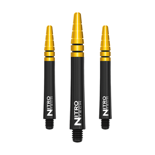 C702_Red_Dragon_Nitrotech_Black_Gold_Shafts_42mm_1yuXyG2HE4k3Js Auf dem Bild sind drei schwarze und goldene Dartshafts zu sehen, auf denen "NITRO TECH" steht. Sie stehen aufrecht nebeneinander vor weißem Hintergrund.