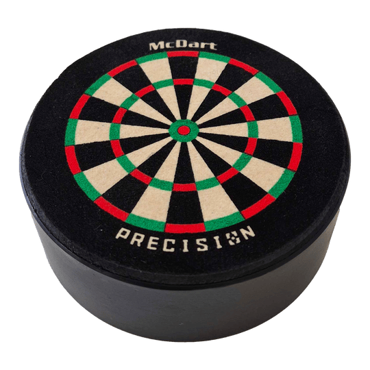 McDart Precision Mini Dartboard Dart Holder Das Bild zeigt die McDart Precision Mini Dartboard Darthalter. Es ist eine kleine, runde Dartscheibe mit farbigen Segmenten und dem Schriftzug "McDart Precision" darauf.