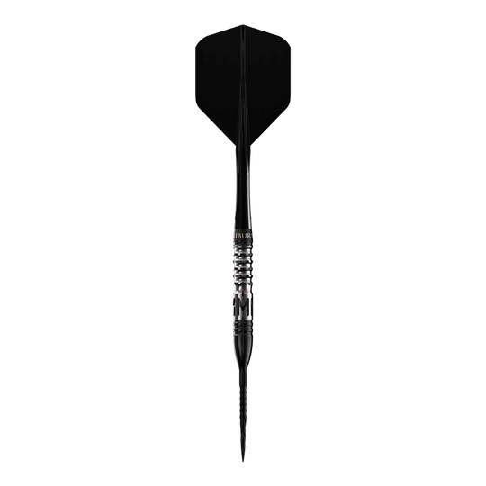 Das Bild zeigt einen Steeldart mit schwarzer Spitze und schwarzer Flugfahne. Es handelt sich um das Produkt "Caliburn Player MAK Steeldarts - 23,5g".