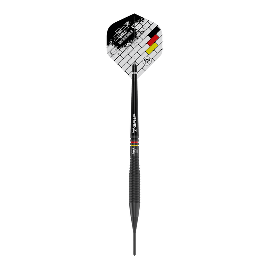Bulls Martin Schindler The Wall Black Brass Softdarts - 18g Dies ist ein schwarzer Softdart namens "Bulls Martin Schindler The Wall Black Brass" mit einem Gewicht von 18 Gramm. Auf dem Flight sind ein Mauer-Design und die Farben der deutschen Flagge zu sehen.