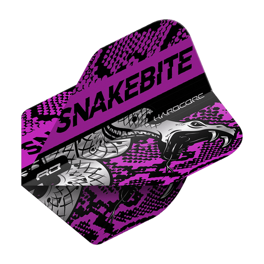TF6566_Red_Dragon_Hardcore_Snakebite_Coiled_Snake_Purple_Standard_Flights_2 Das Bild zeigt ein Dart-Flight mit dem Namen "Red Dragon Hardcore Snakebite Coiled Snake Purple Standard Flights". Das Flight ist lila und schwarz gestaltet und zeigt ein Schlangenmuster sowie den Schriftzug "SNAKEBITE".