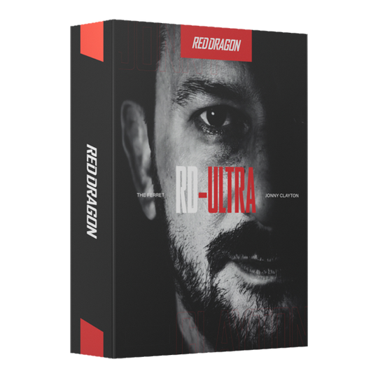 Hier sieht man die Red Dragon Jonny Clayton RD-ULTRA Softdarts mit einem Gewicht von 18g. Die Softdarts haben schwarze, graue und rote Akzente sowie auffällige Flights.