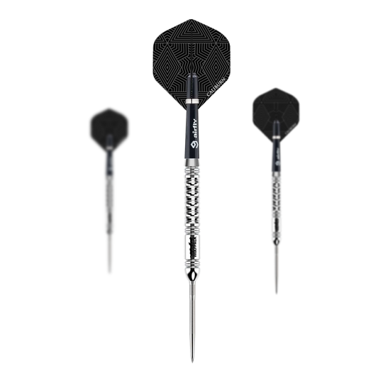 Caliburn Wolfpack W1 steel darts - 23g Das Bild zeigt drei Steeldarts des Produkts "Caliburn Wolfpack W1 Steeldarts - 23,5g". Die Darts haben silberne Spitzen und Schäfte mit schwarzen Flights, die geometrische Muster zeigen.