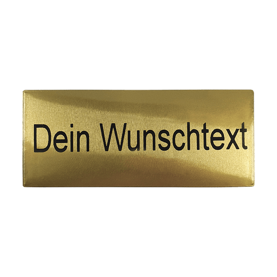 P-Schild_McDart_Pokalschild_mit_Wunschtext_1 Das Bild zeigt ein goldenes Pokalschild mit der Aufschrift „Dein Wunschtext“. Auf diesem Schild kann ein individueller Text eingraviert werden.