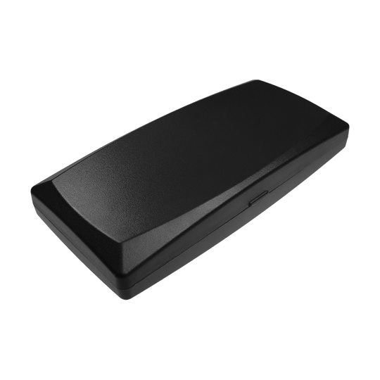 702-schwarz_ABS_Box_Schwarz_1 Das Bild zeigt eine schwarze rechteckige ABS-Box. Die Box hat eine glatte Oberfläche und wirkt kompakt und stabil.