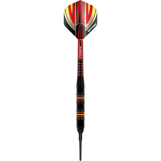 2236_Winmau_Outrage_V2_Black_Coated_Softdarts_11fbBGQHQRevJs Auf dem Bild ist ein Winmau Outrage V2 Black Coated Brass Softdart mit einem Gewicht von 18g zu sehen. Der Dart ist schwarz mit roten und gelben Akzenten gestaltet.