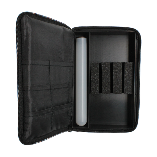 705_McDart_Tasche_Klein_OPEN_NEU Die Abbildung zeigt eine geöffnete McDart Tasche Klein - Camo. Im Inneren befinden sich Fächer und Halterungen zur Aufbewahrung von Dartzubehör.