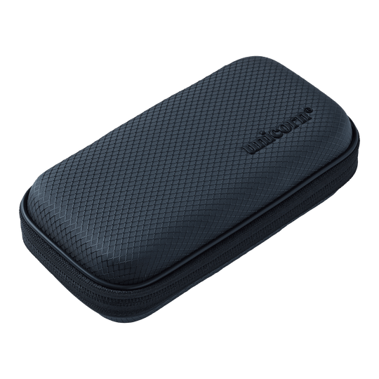 Die Abbildung zeigt das Unicorn Vanguard Small Dartcase in Grau. Diese Darttasche ist kompakt und für den sicheren Transport von Darts geeignet.